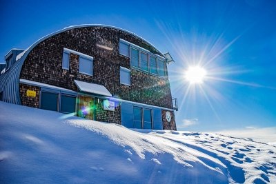 Die Stüdlhütte im Schnee